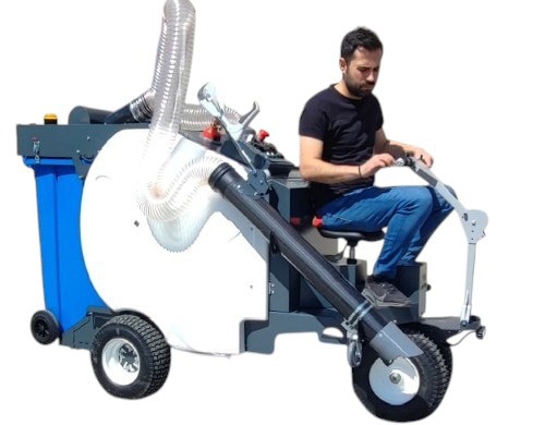 Mamut Ultra 360 LT 360-Liter Rider-Operated Vacuum Cleaning Vehicle